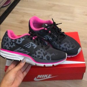 NIKE AIR ZOOM SIZE 8.5